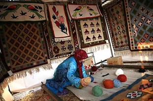 دستان هنرمند زنان اقلید در انتظار حمایت مسؤولان/ گبه‌بافی صنعتی که مغفول مانده